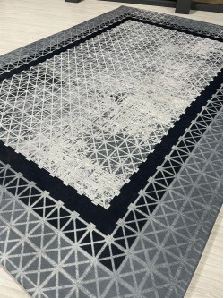 Meryem Siyah Model Halı Örtüsü